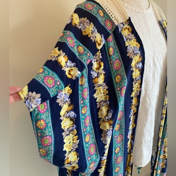 Boho Floral Rayon Kimono With Crochet Detail By Kori America Size M/L - Picture 6 of 6